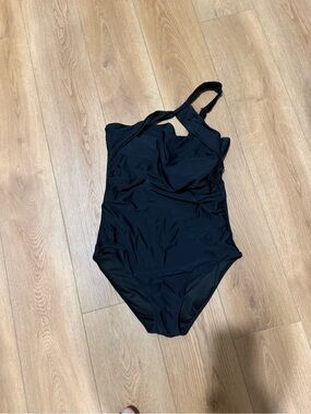 Black One-Shoulder Women's Swimsuit adjustable strap